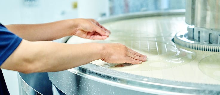 円形のガラス加工をしている手元