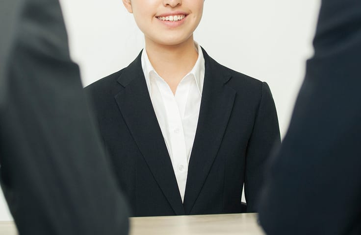 笑顔で受け答えをしている面接中の様子